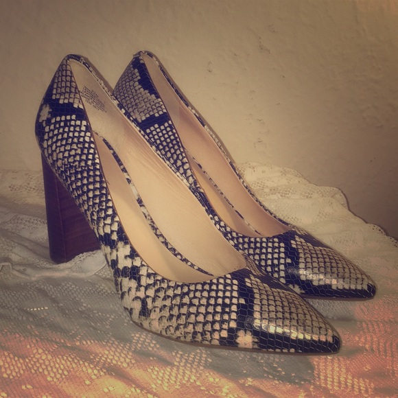 snakeskin pumps nine west